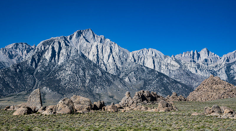 阿拉巴马山是位于欧文斯山谷内华达山脉东坡附近的一系列山丘和岩层，位于加利福尼亚州因约县Lone Pine以西。内华达山脉和惠特尼山在后面。